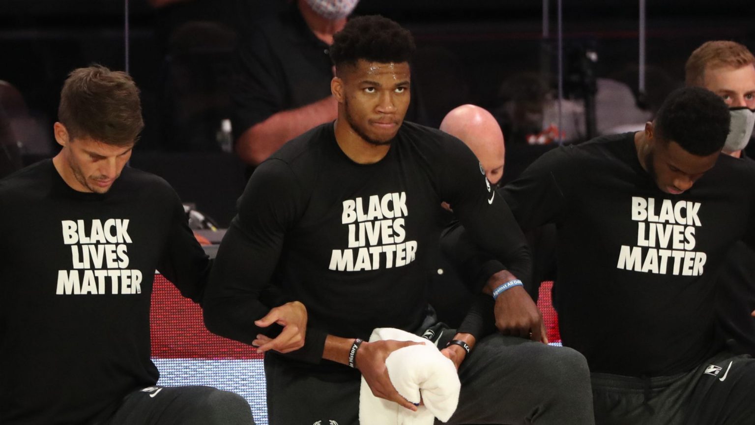 Les Bucks boycottent leur match de play-off (NBA) pour protester contre les violences policières.