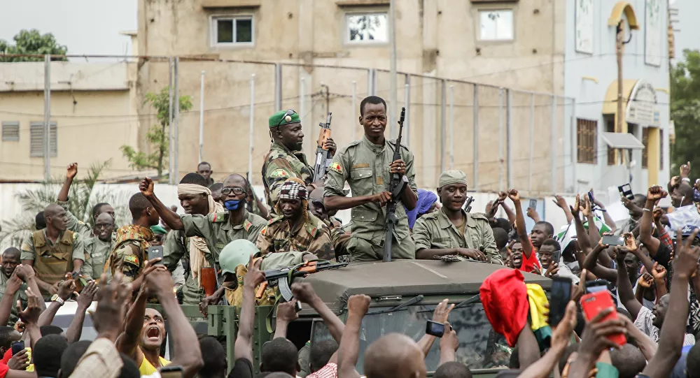 Militaires en parade acclamé par le peuple malien.